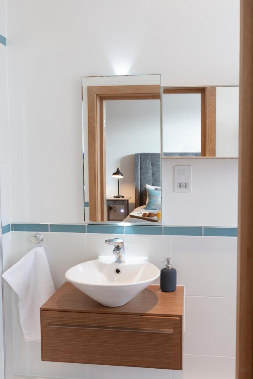 Hampden Apartments - The Charles ウィンザー エクステリア 写真